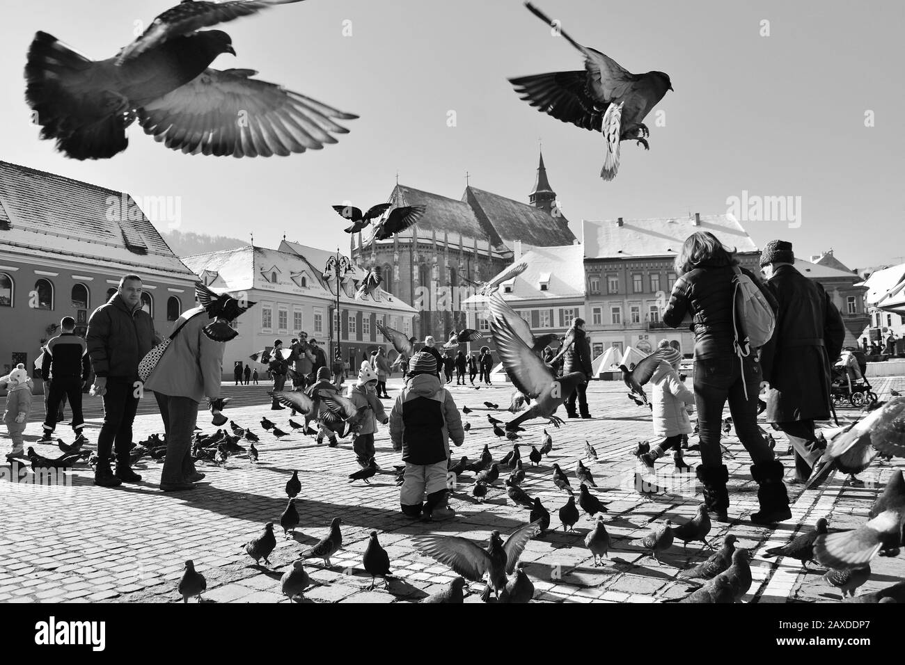 Brasov, ROUMANIE - février 2020. Une merveilleuse humeur à Brasov Council Square, une attraction touristique extraordinaire dans la ville de Brasov, la vallée de Prahova , Roumanie Banque D'Images