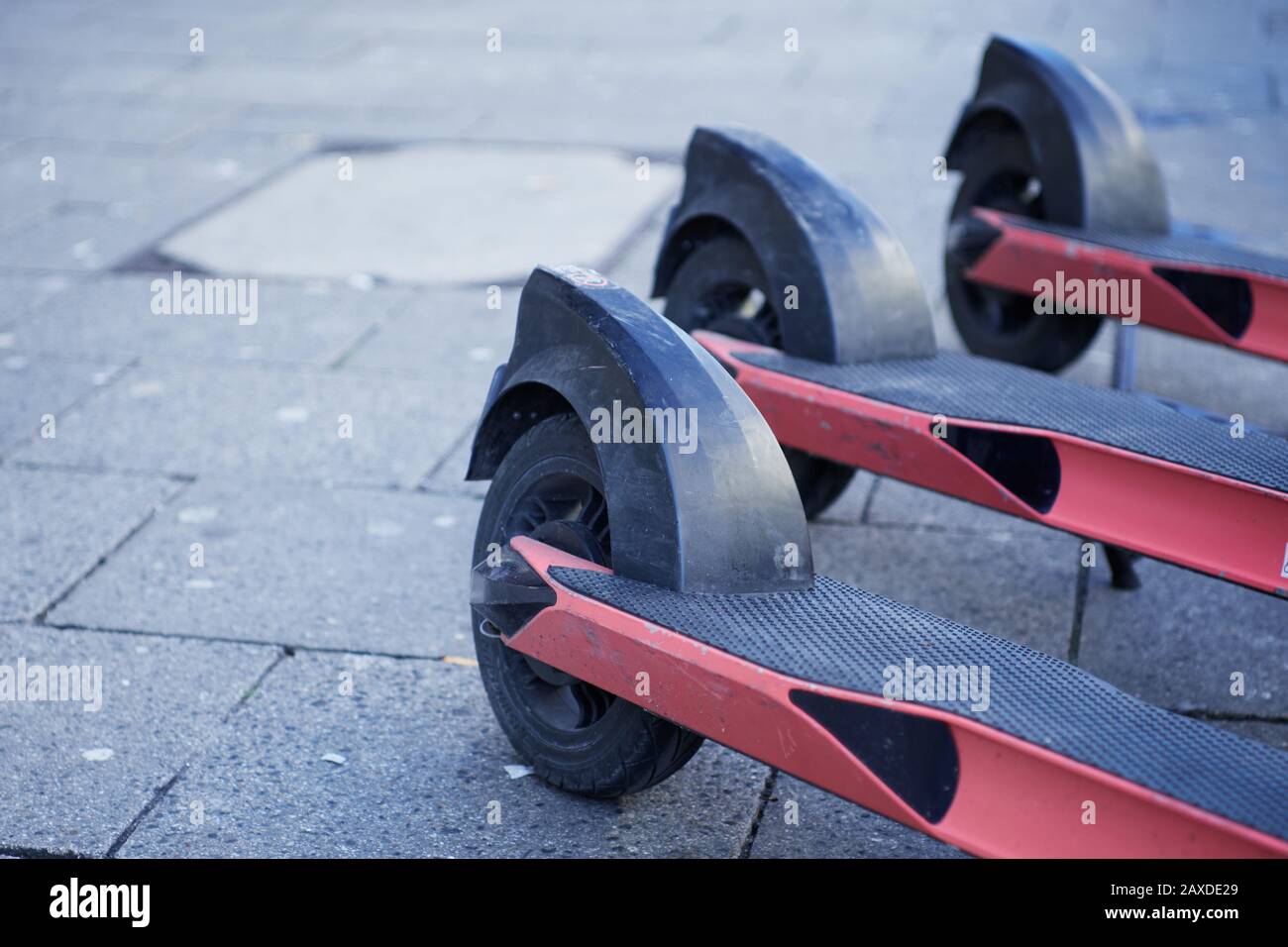 Munich, Allemagne - 20 février 2020: Gros plan sur les scooters roses alignés sur le pavé Banque D'Images