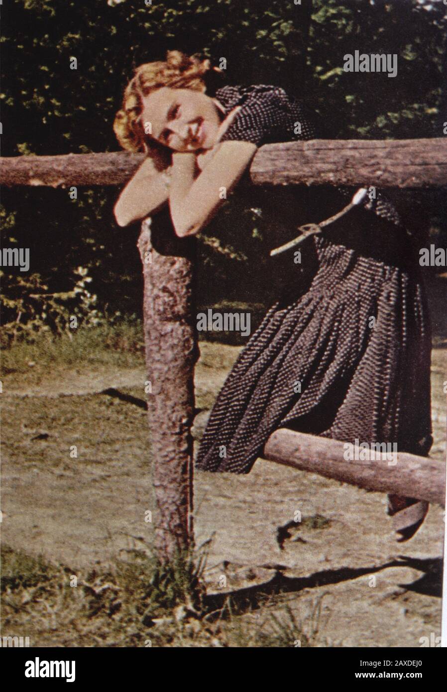1930 : EVA BRAUN , en costume bavarois , photo prise d'un film privé de 16 mm tiré d'ADOLF HITLER lui-même - NAZI - NAZISMO - WWII - 2ème - SECONDA GUERRA MONDIALE - Smile - sorriso ---- Archivio GBB Banque D'Images