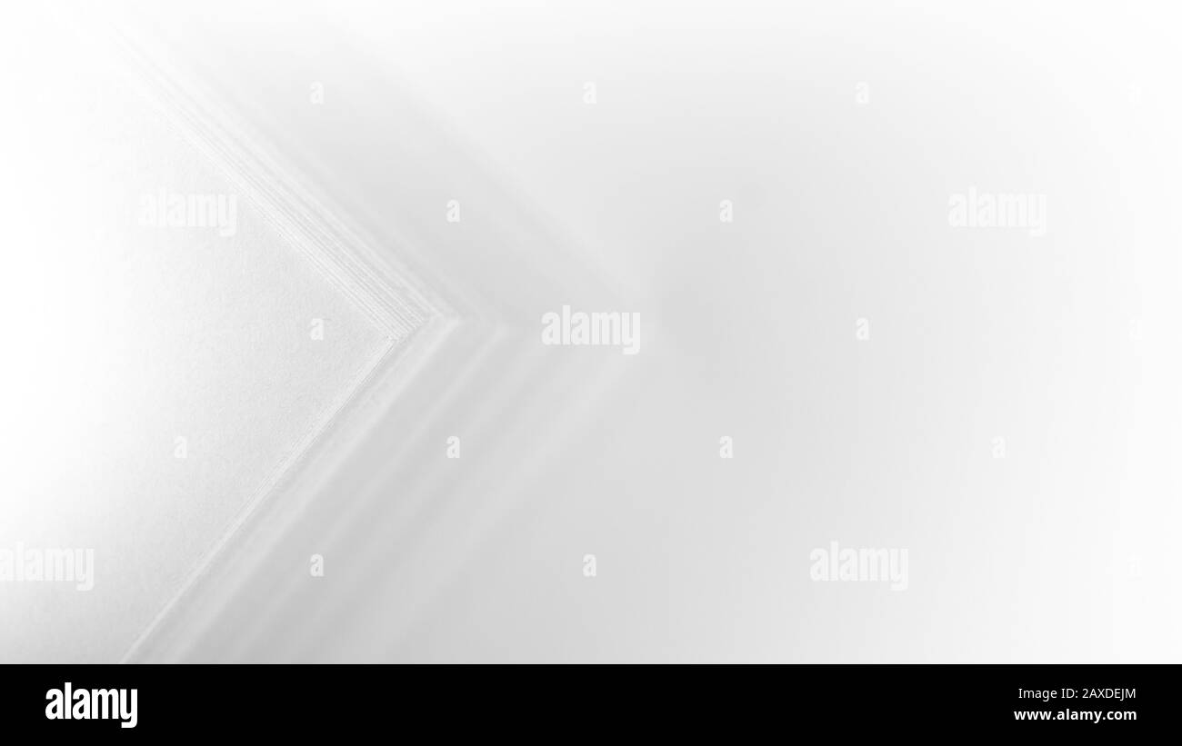 Pile de papier blanc de bureau sur fond clair, vue de dessus, place pour le texte. Banque D'Images