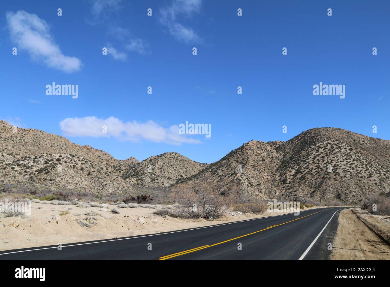 une route pavée de crête de montagne du désert Banque D'Images