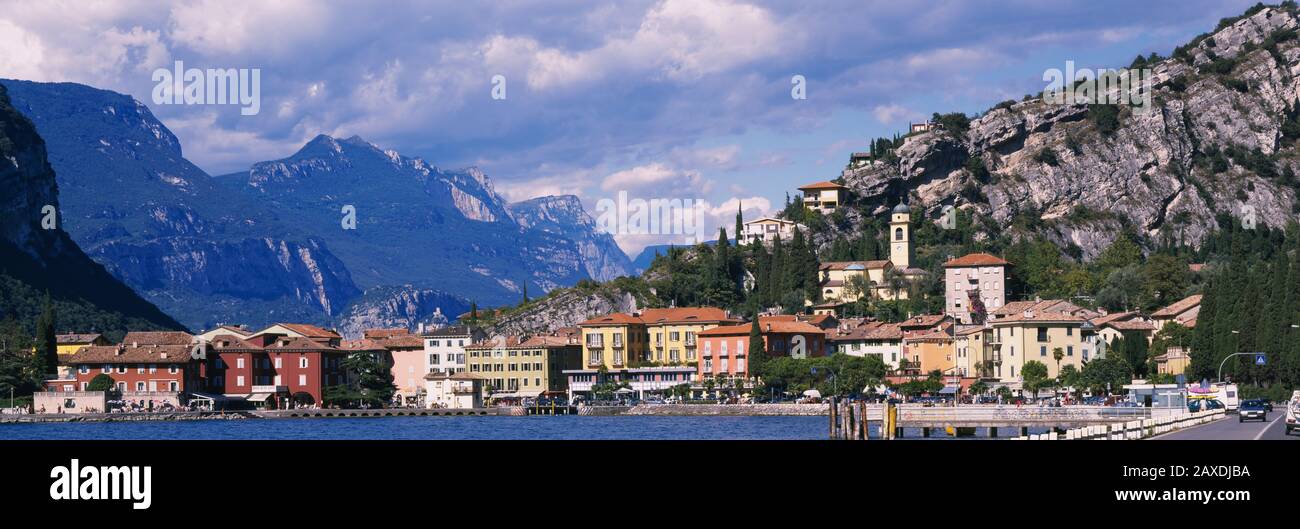Bâtiments devant les montagnes, Torbole, Lac de Garde, Vénétie, Italie Banque D'Images