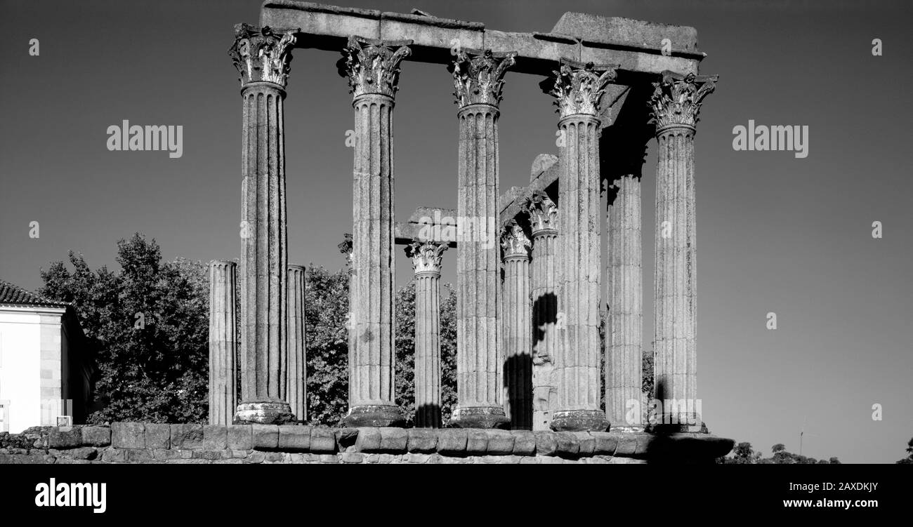 Vue à bas angle des colonnes dans le temple, Temple de Diana, Evora, Portugal Banque D'Images