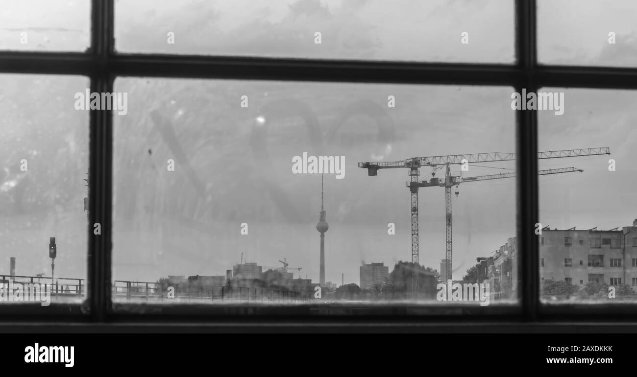 Un coeur au-dessus de la tour de télévision de Berlin en noir et blanc Banque D'Images