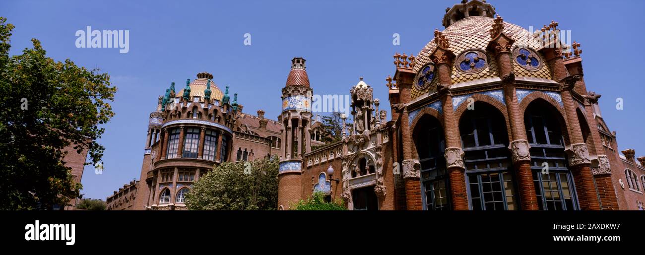 Vue à bas angle d'un hôpital, Hospital de Sant Pau, Barcelone, Espagne Banque D'Images