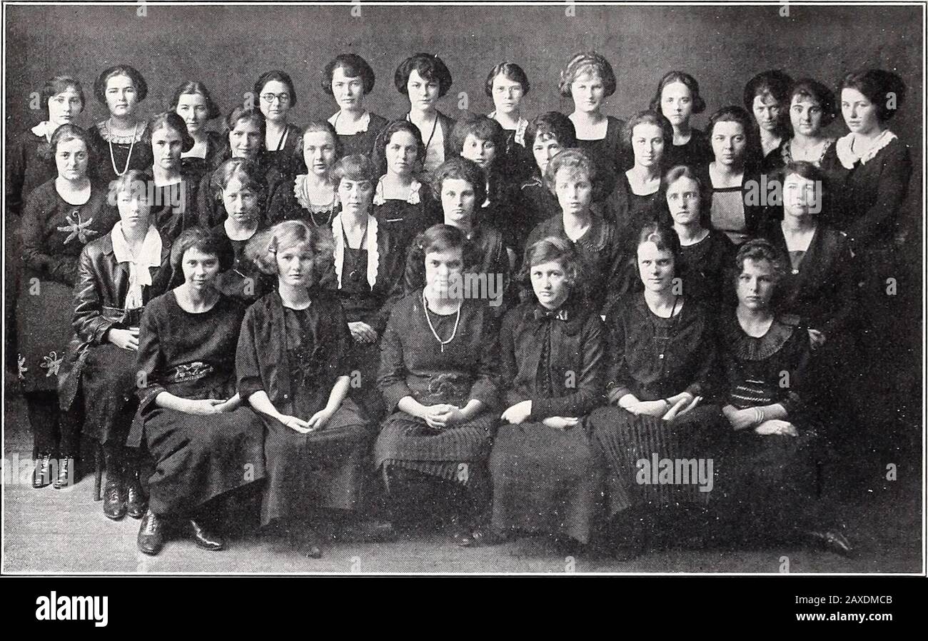 Cercle (Annuaire De L'Abbé Academy) . Le C ircle Abb OT 1 92 1. Senior GLEE CLUB LeaderTrésorier Clara Louise ClegelandMargaret HopkinsFrances HoweFrances GasserBarbara GossCatherine Knight Evangeline LambBarbara SandsEdith TalbotEunice MeigsSylvia NichsonLouise Mount Alexina Wilkins . Ruth Crossman. Elizabeth Weld Elizabeth McDougall Elizabeth Palmer Margaret Potter Edith E. Page Carol Perrin Martha Smith leader .Betty ChapmanPriscilla BradleyEdith DamonRuth DaviesElizabeth Flagg JUNIOR GLEE CLUB Juliet HaskellMadeline HowardDorothy Helga LundinMargaret MacDonald Catherine SwiftMarcla Mo Banque D'Images