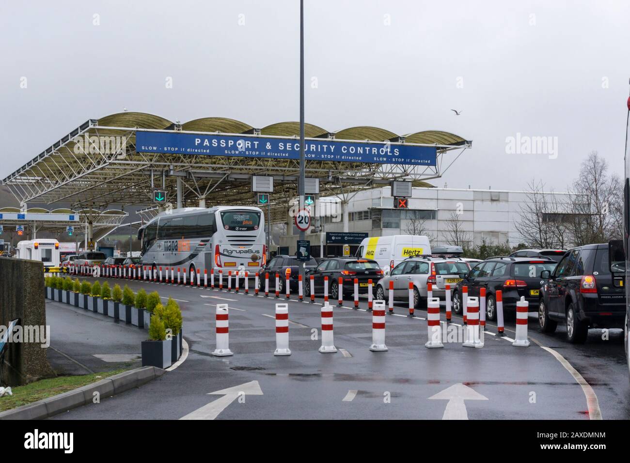 Les voitures sont en file d'attente pour les contrôles de passeport et de sécurité du côté anglais du tunnel sous la Manche à Folkestone. Banque D'Images
