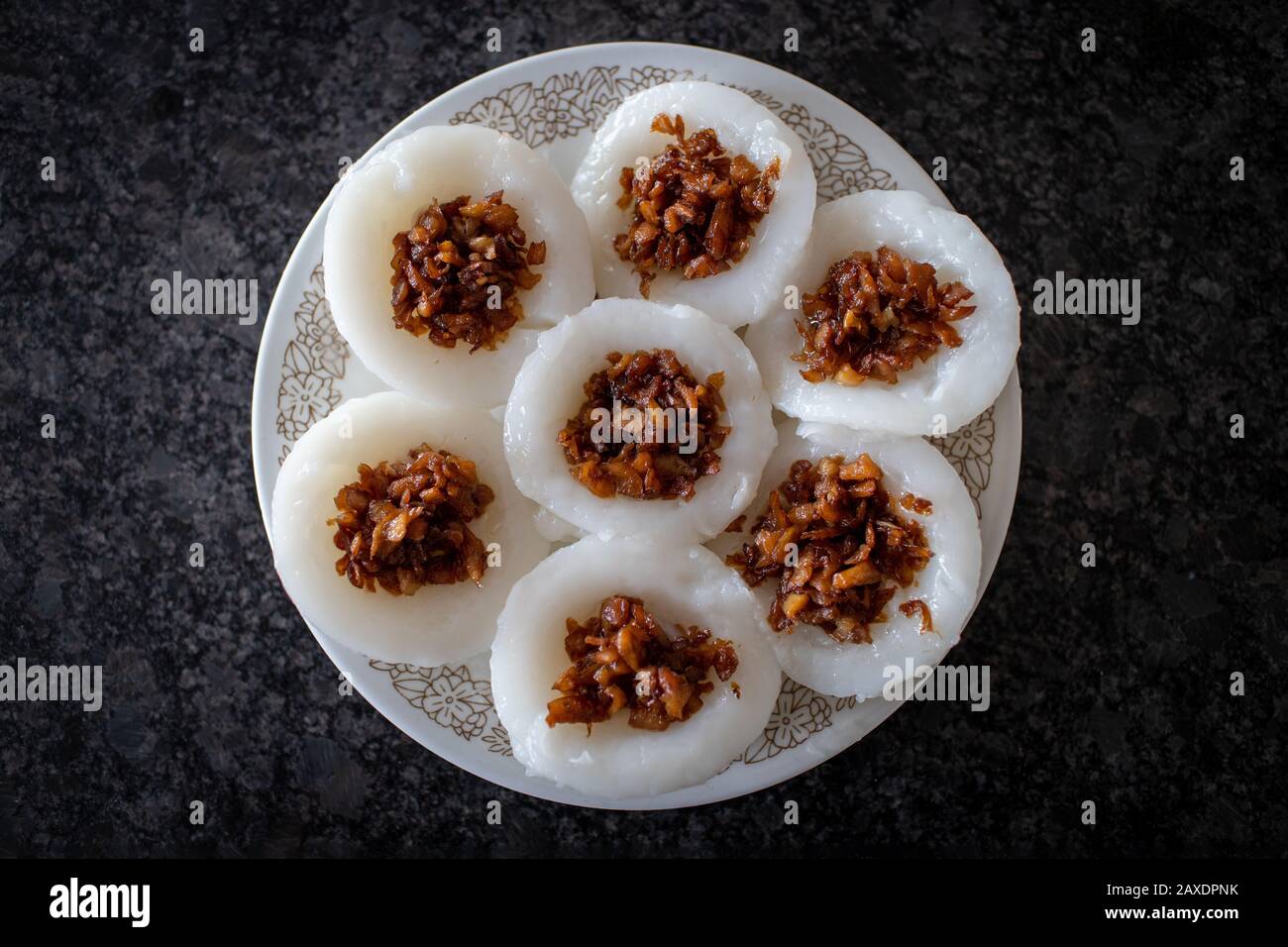 La cuisine populaire du petit déjeuner de Singapour faite de gâteau de riz cuit à la vapeur avec du radis conservé connu sous le nom de Chwee Kueh est à l'origine un plat de cuisine Teochew. Banque D'Images