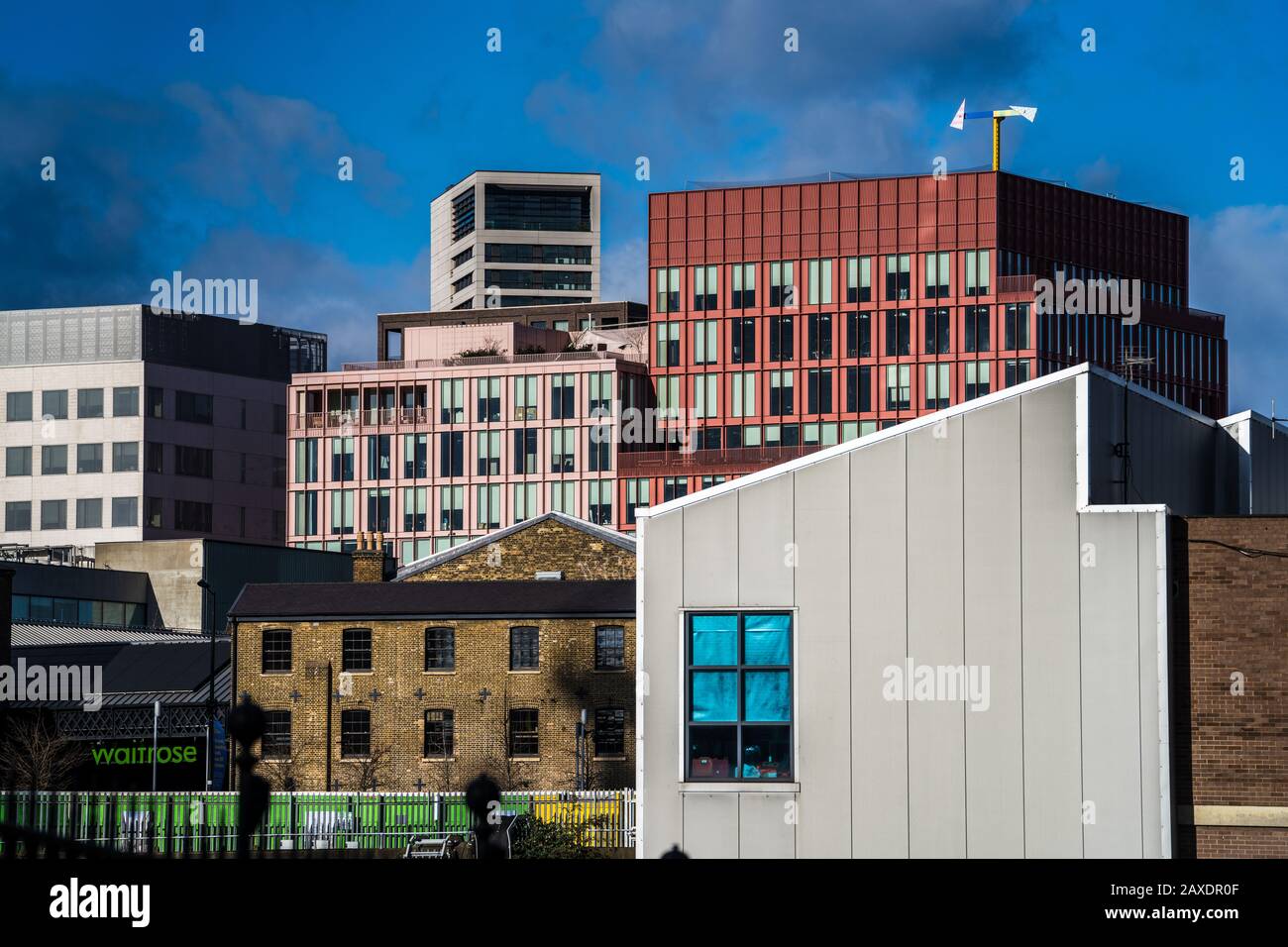 Kings Cross Development - divers immeubles de bureaux et résidentiels autour du réaménagement de Granary Square derrière Kings Cross Station Londres. Banque D'Images