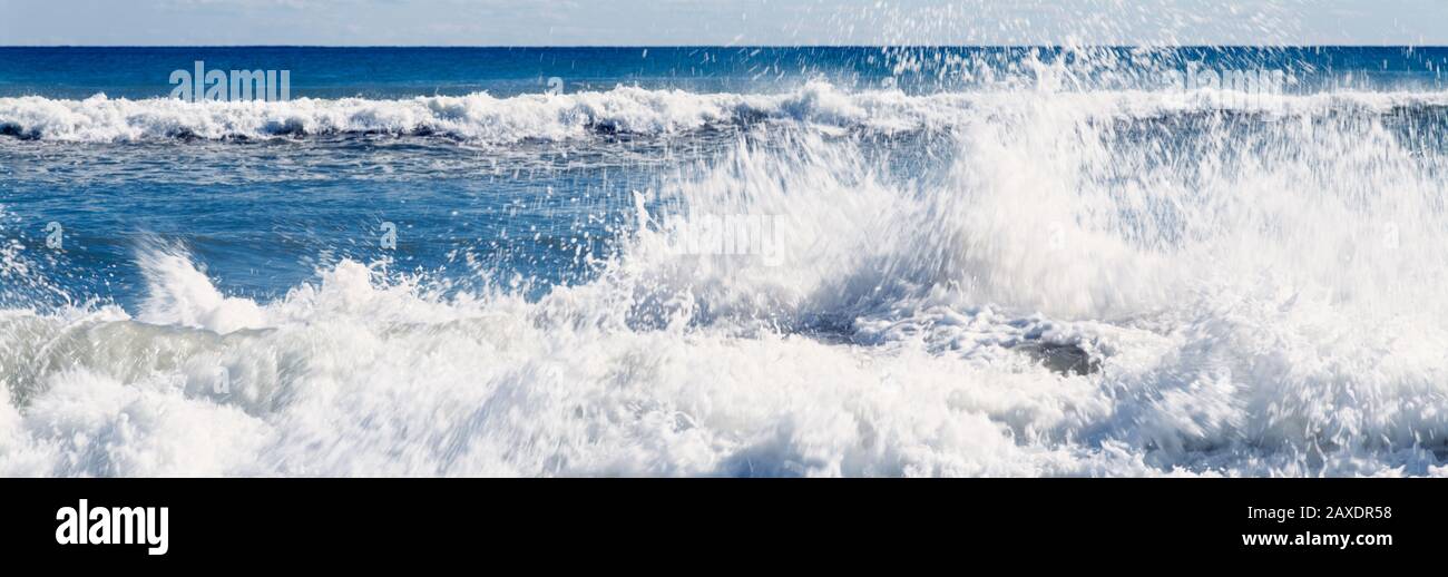 Vagues se brisant sur la plage, Lucy Vincent Beach, Chilmark, Martha's Vineyard, Massachusetts, États-Unis Banque D'Images