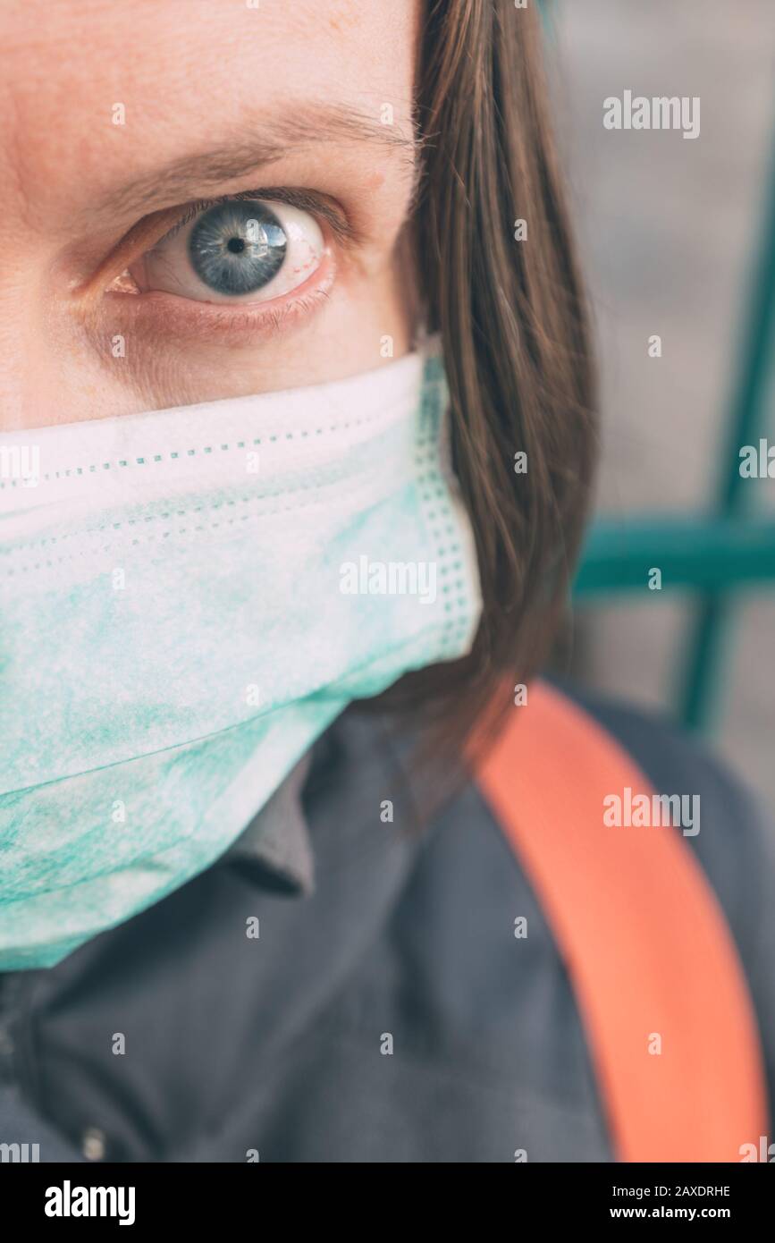 Gros plan sur le visage de la femme avec masque de protection respiratoire, mise au point sélective Banque D'Images