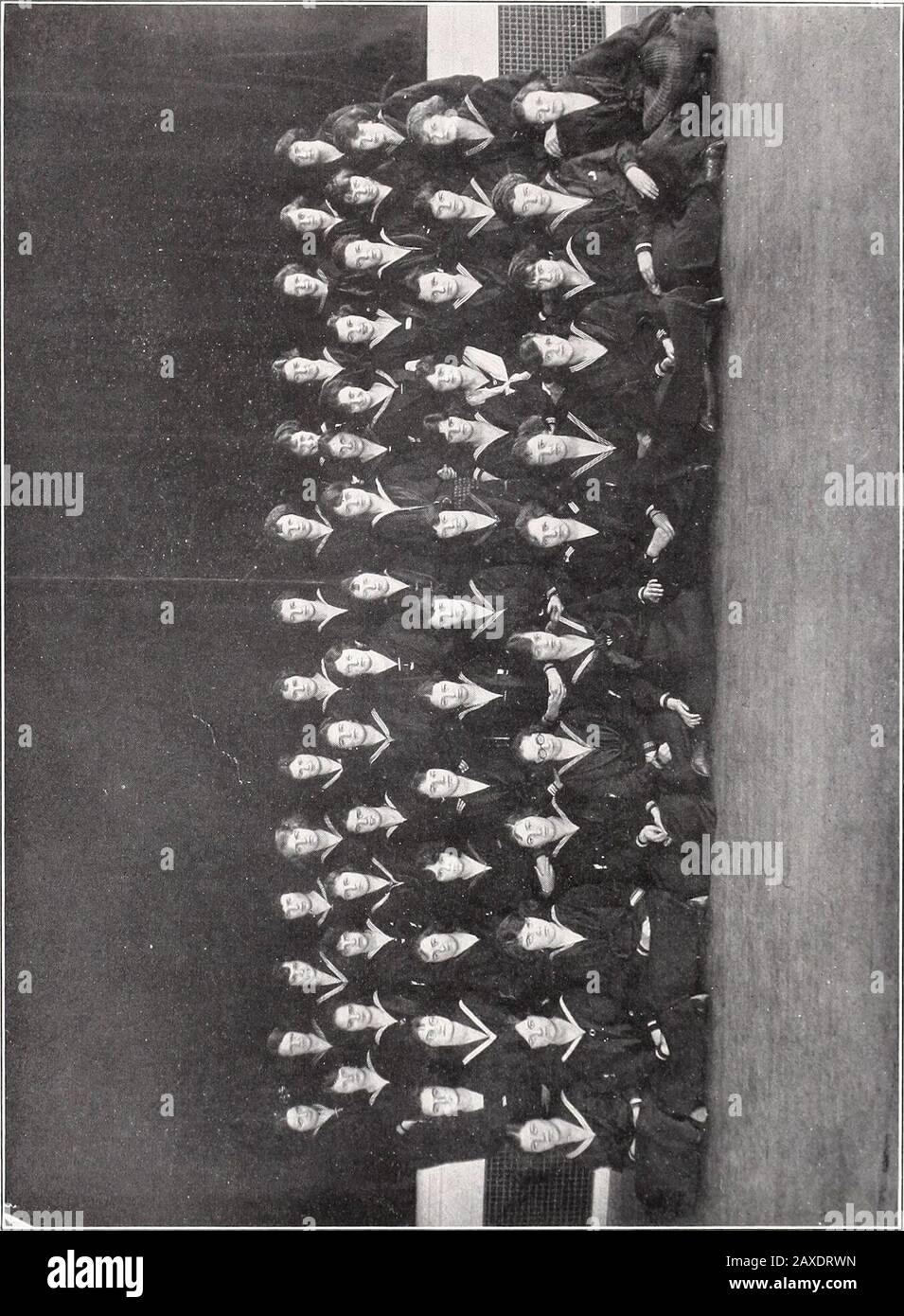 Circle (Abbé Academy yearbook) . les tragédies les unes les autres raconte : comment les répréhensifs vous gèrent — Ef Vous ne faites pas de surveillance! Une fois qu'ils étaient un petit garçon, il ne ferait qu'alius fail, Un quand il est allé à l'école de tutorat, loin à Yale - Il a tout simplement dupé et joué autour de tout au long de l'automne, Une fois que les rapports d'examen sont arrivés, il n'était pas là du tout! Ils ont cherché son examen latin, Et l'algèbre et la physique, Ils ont essayé de trouver sa chimie, et l'ont regardé dans les civistes, Mais tout sur chaque papier a été jiste son nom bref dehors ? - Un le Comrépréhensivesll git vous - Ef Vous ne faites pas de surveillance! Et ils disent dans le Parl. Principal Banque D'Images