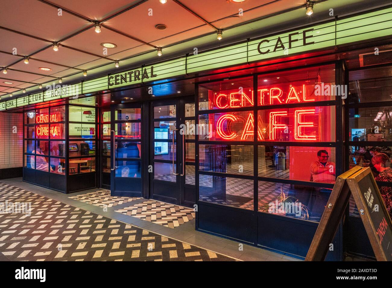 Picturehouse Central Cinema et Central Cafe sur Shaftesbury Avenue près de Piccadilly Circus dans le centre de Londres Banque D'Images