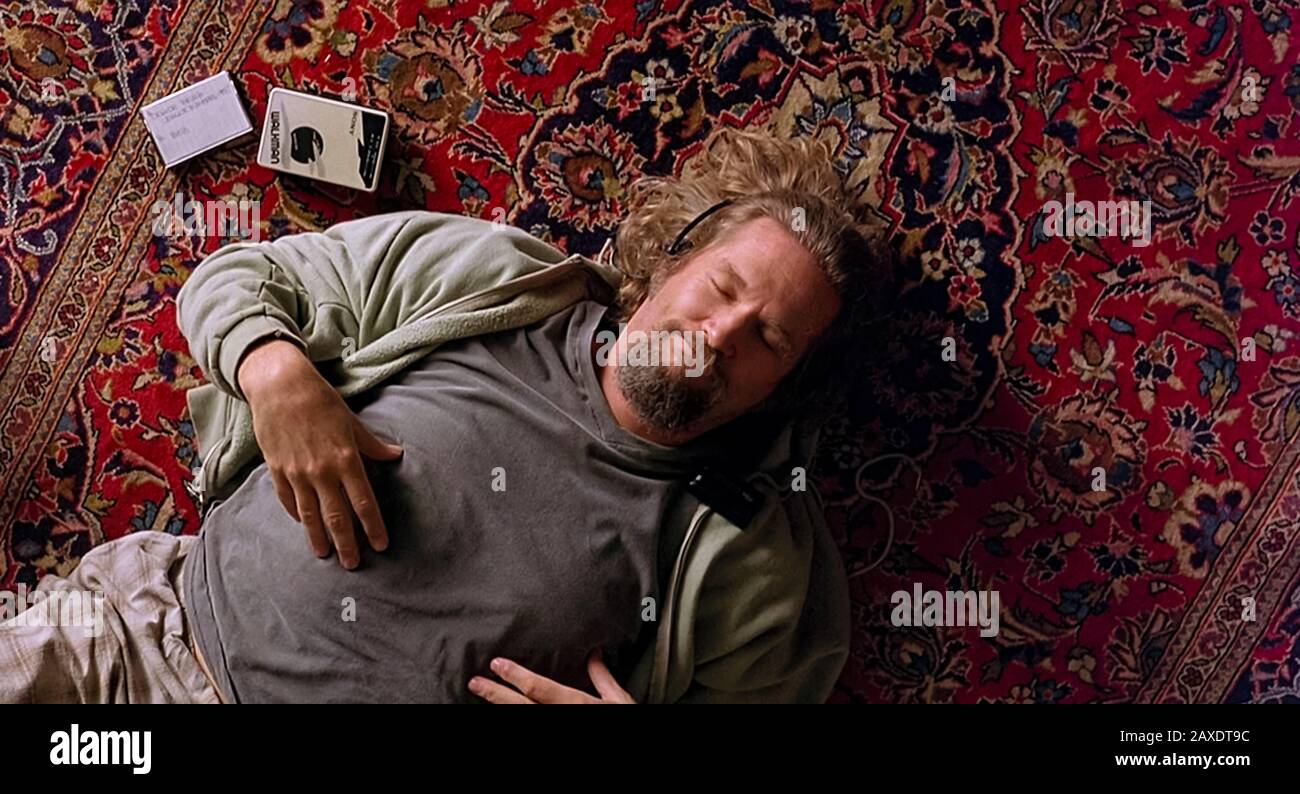 The Big Lebowski (1998) réalisé par Joel et Ethan Coen et avec Jeff Bridges  comme Jeffrey 'The Dude' Lebowski a montré se détendre sur son nouveau tapis  Photo Stock - Alamy