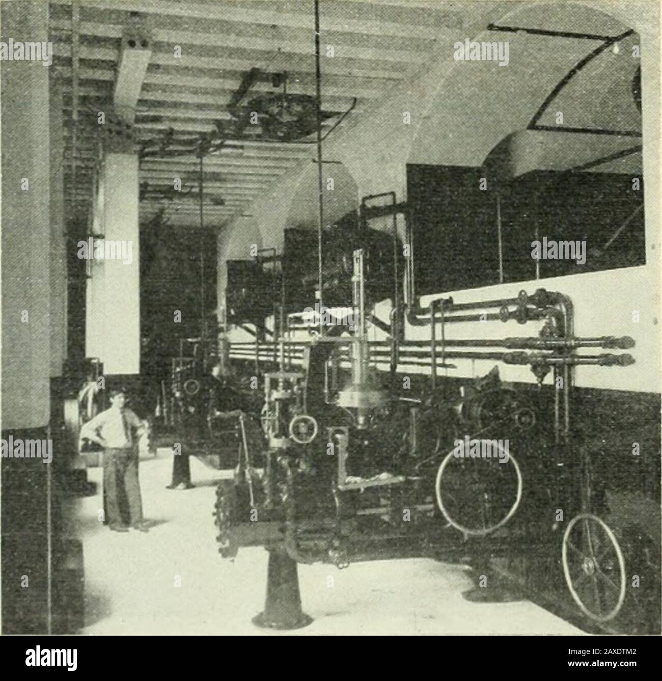 Nouvelles et ingénierie électriques . ion.—Connecte&lt;l à l'usine n°2.Cet équipement se compose d'une banque (trois transformateurs).1 250 kw chacune, (IO.000/2,200 volts, isolée à l'huile, refroidie à l'eau,Westinghouse. Tous les appareils de tableaux de commande, interrupteurs à coupure d'huile à moteur, stockage l)atterie set.parafoudre, etc. Fabriqués par Canadian GeneralElectric. Lorsque cette installation i^ cumplete il y aura des banques bewo (six transformateurs). 1 250 kw chacun. LIO,000/2,200 volts, isolé à l'huile, refroidi à l'eau. No 3 N° d'usine :i l'usine est située sur la rivière Kettle dans le district de Boundary à propos de Twe Banque D'Images