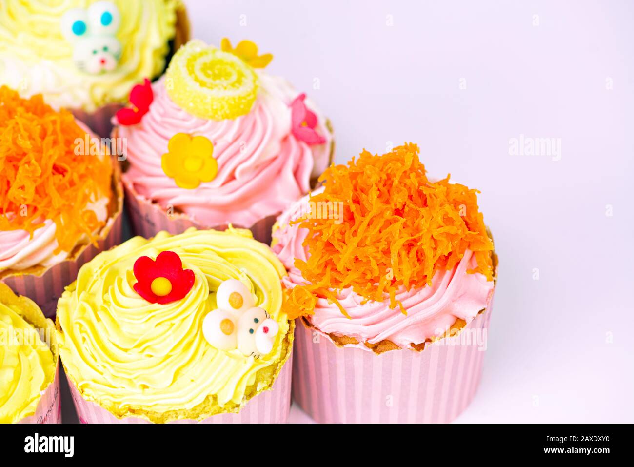 Cupcake délicieux dans la rangée pour la saint valentin, anniversaire et jour spécial. Banque D'Images