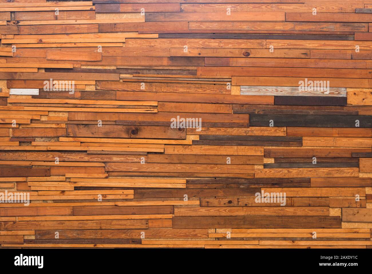Bois en arrière-plan, la texture du mur en bois sombre à la surface du mur pour la décoration. Banque D'Images