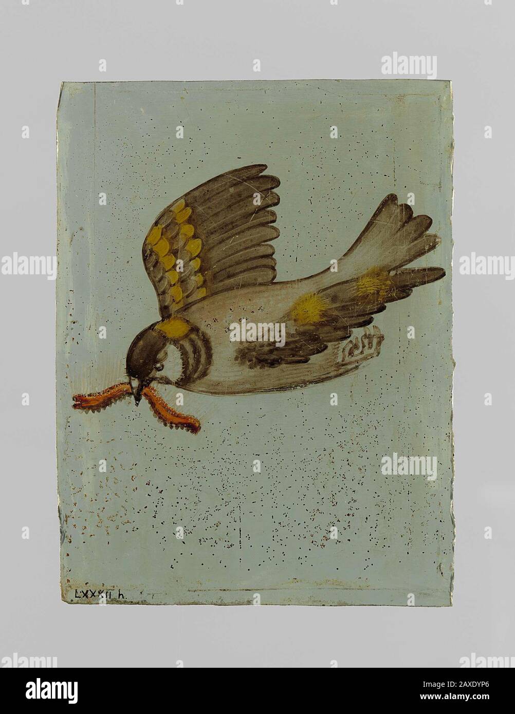 'Ruit met een vliegende vogel met en zijn snavel een rups; Een ruit met emailschildering van een wegvliegende vogel met en zijn snavel een rups.; Iconclasscode: 25F3; ruit; 1650 - CA.1675; 1650 - CA.1675; ' Banque D'Images