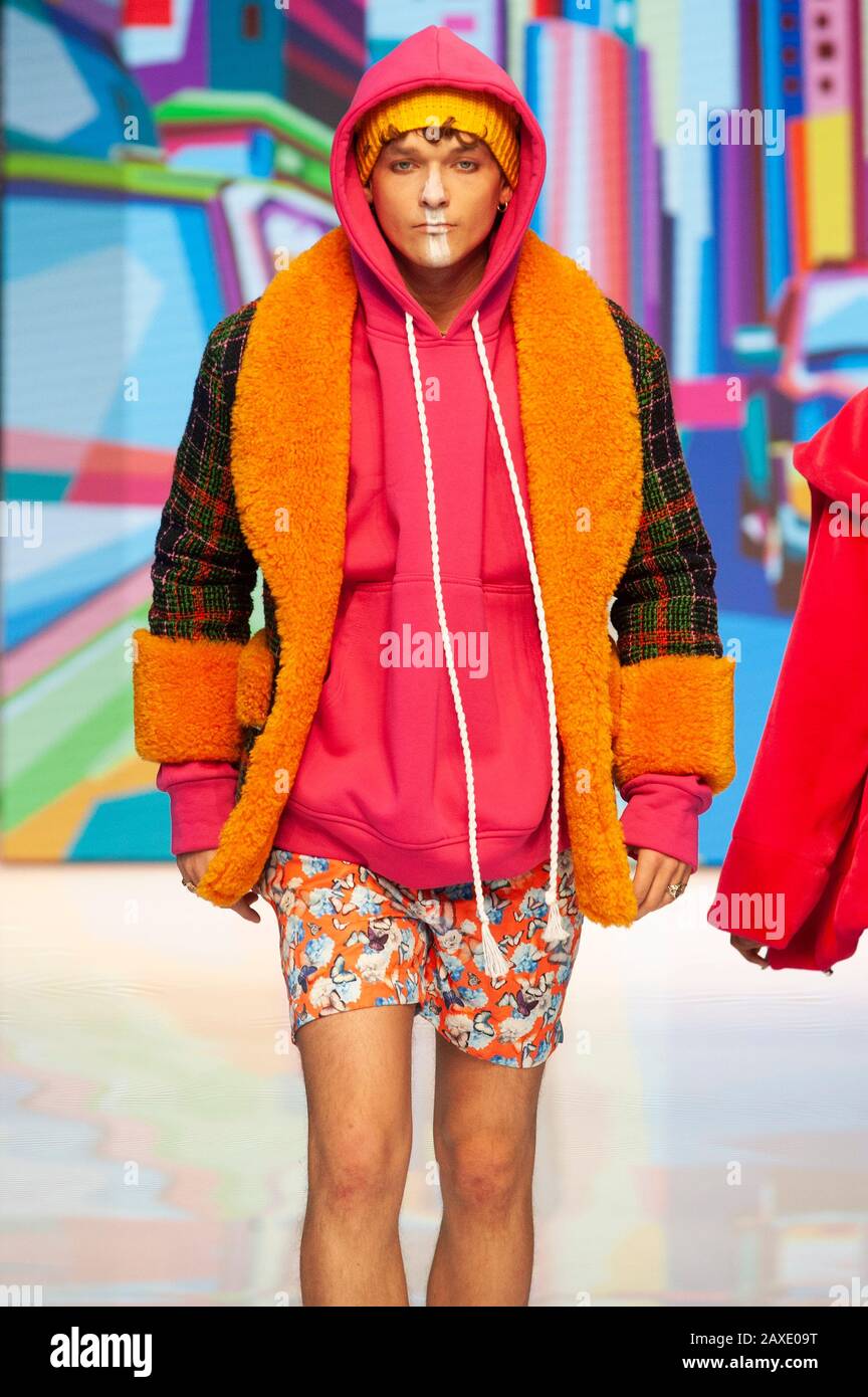 Modèle sur le Trends Catwalk à Pure London 20/21. 11 février 2020. Aujourd'hui a marqué le troisième des trois succès du spectacle tenu à Kensington Olympia à Londres, au Royaume-Uni. Pure Londres s'adresse au commerce de la mode et présente régulièrement des défilés présentant les tendances à venir pour la prochaine saison, des séminaires d'experts de l'industrie et tous les jours sur les dernières lignes des marques de mode et d'accessoires du monde entier. Crédit: Antony Nettle/Alay Live News Banque D'Images