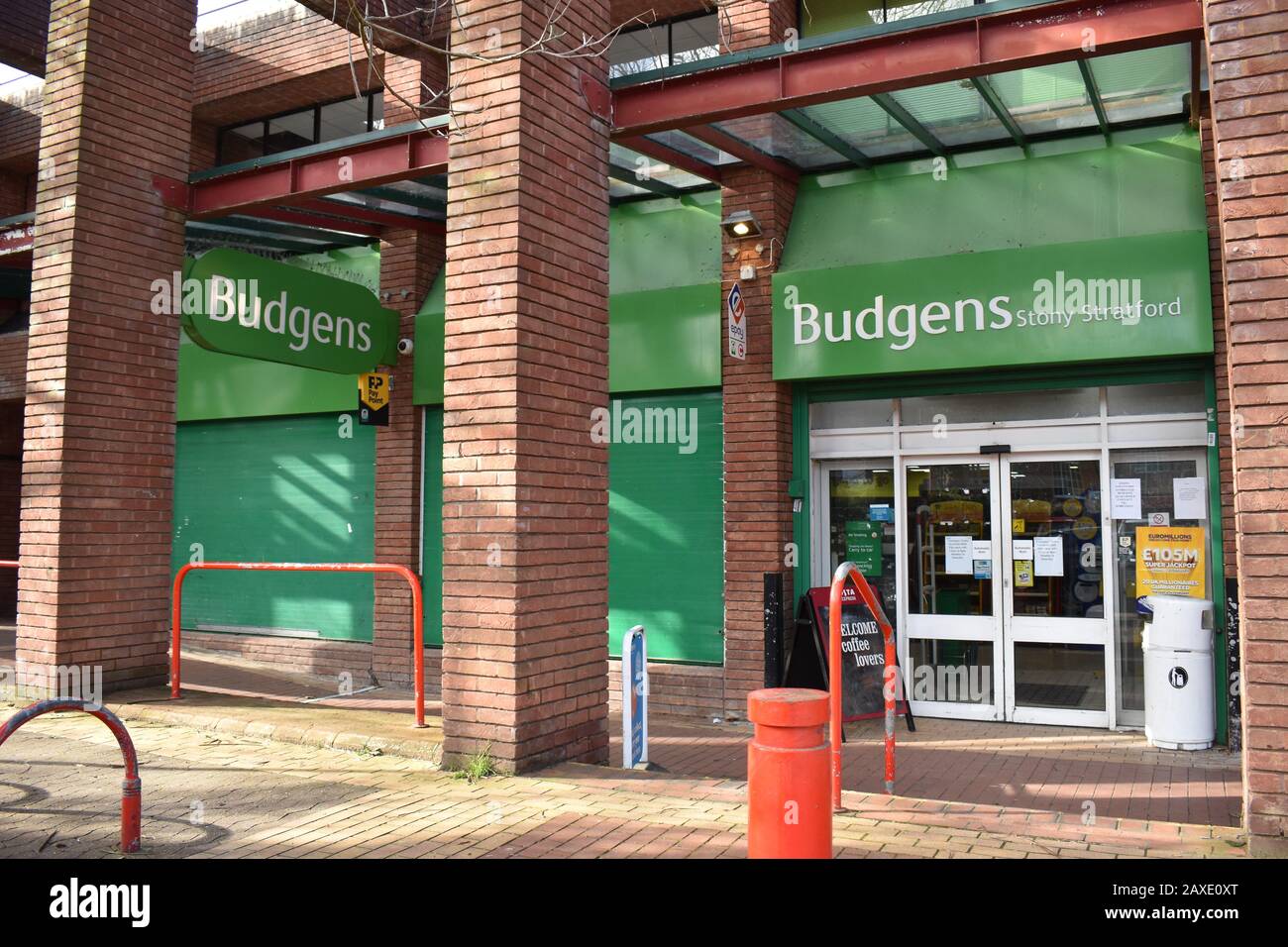 Budgens Stony Stratford fait l'objet d'une pétition de change.org demandant qu'elle nettoie sa loi ou son congé (février 2020). Banque D'Images