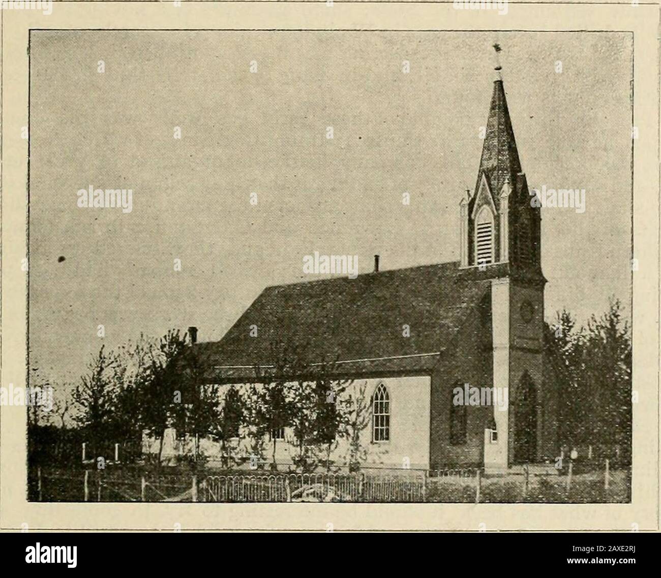 Histoire des comtés d'Allen et de Woodson, Kansas : embellie avec des portraits de gens bien connus de ces comtés, avec des biographies de nos citoyens représentatifs, des coupes de bâtiments publics et une carte de chaque comté . ber avait suffisamment augmenté pour organiser une congre-recours. Cela a été fait par le révérend S. J. Osterberg, maintenant décédé. Quelques années après l'organisation un grand nombre a été ajouté par ceux qui camefrom Moline et WoodhuU, Illinois. Ils ont construit leur première église en 1878, maintenant utilisée par la Free Mission Society, dont le pasteur Alfred John-son est le pasteur local. En 1898, la congrégation luthérienne Banque D'Images