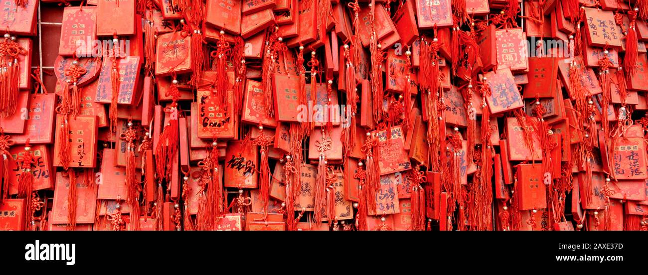 Des prières dans un temple, le temple Dai, le Tai'an, la Chine Banque D'Images