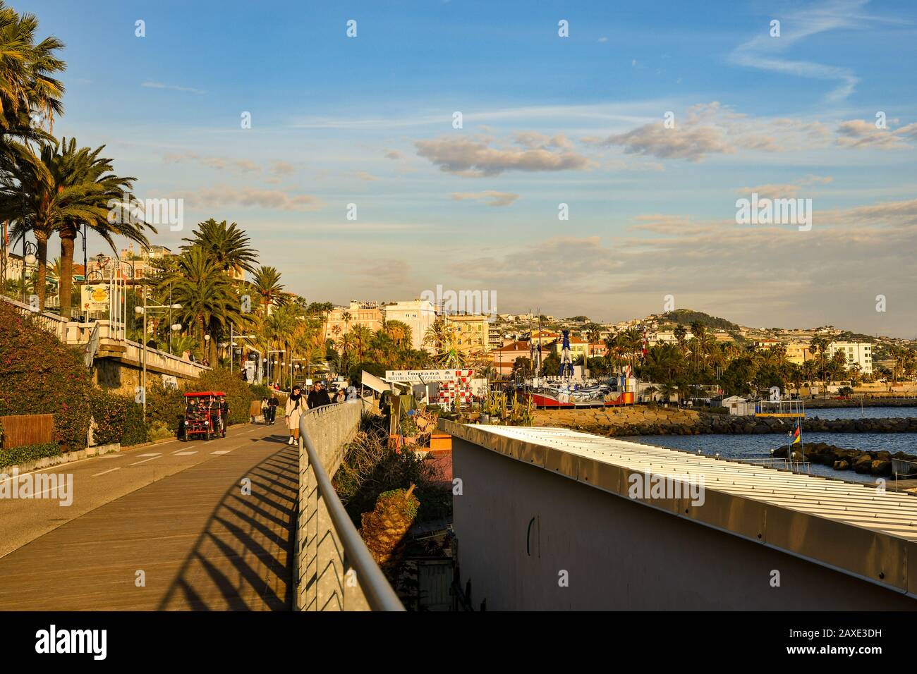 Vue panoramique sur la ville côtière avec le chemin du cycle et le parc d'attractions sur le front de mer en une journée ensoleillée, Sanremo, Ligurie, Italie Banque D'Images