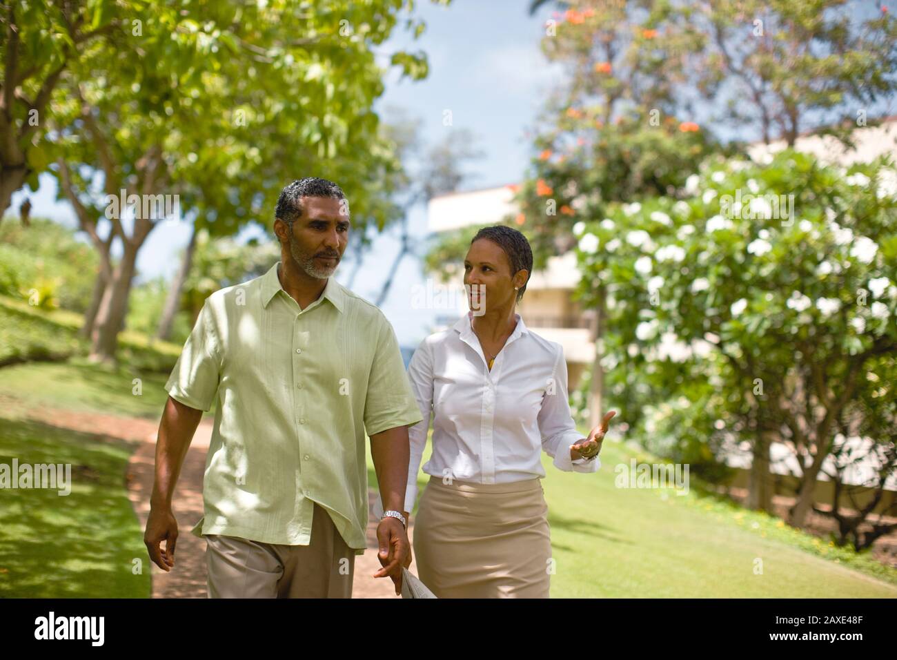 Couple en discussion profonde pendant la marche. Banque D'Images