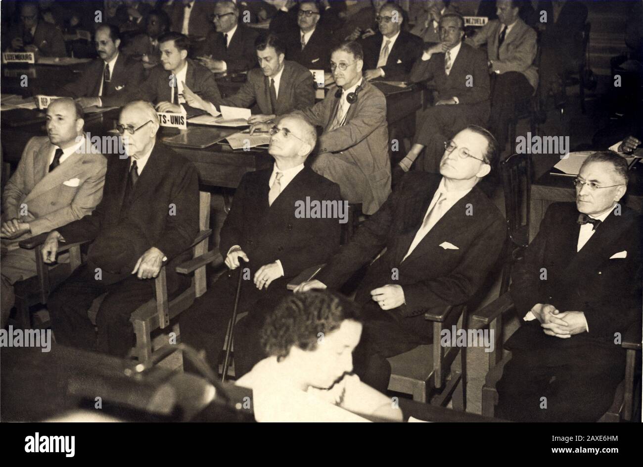 1949 , 13 giugno , ROMA , ITALIA : le Président de la Repubblica italienne LUIGI EINAUDI ( 1874 - 1961 ) à ASSEMBLEA MONDIALE DELLA SANITA' ( ASSEMBLÉE MONDIALE DE LA SANTÉ ), au centre de cette photo, avec (de gauche ) Onorevole MARIO SCELBA ( 1901 - 1991 ) , Onorevole IVANOE BONOMI ( 1873 - 1951 ), Presidente del Consiglio ALCIDE DE GASPERI ( 1881 - 1954 ) et Onorevole GIUSEPPE CARONIA ( 1884 - 1977 ). Derrière eux les journaux de presse de partout dans le monde . - ritratto - portrait - (OMS, o Organisation mondiale de la Santé , OMS ) - WHA - POLITICA - POLISO - PRESIDENTE DELLA REPUBBLICA ITALIANA - ITALIA - Banque D'Images