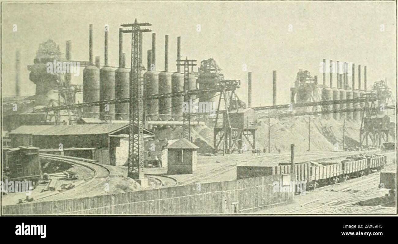 L'histoire intérieure de la Carnegie Steel Company, un romantisme de millions . Pendant ce temps, l'usine était exploitée comme la AlleghenyBessemer Steel Company, les anciens propriétaires n'ayant pas yetclosed toutes les anciennes transactions. En juillet, cela avait été fait; et l'usine a été prise dans la consolidation de toutes les œuvres de car-negie qui a formé la Carnegie Steel Company. En raison des effets troublants de la grève Homestead, les fourneaux de Duquesne, prévus au début de 1892, n'ont été com-mencés que le 5 novembre 1894. En août de l'année de suivi, 1 700 hommes étaient au travail; et le premier Banque D'Images