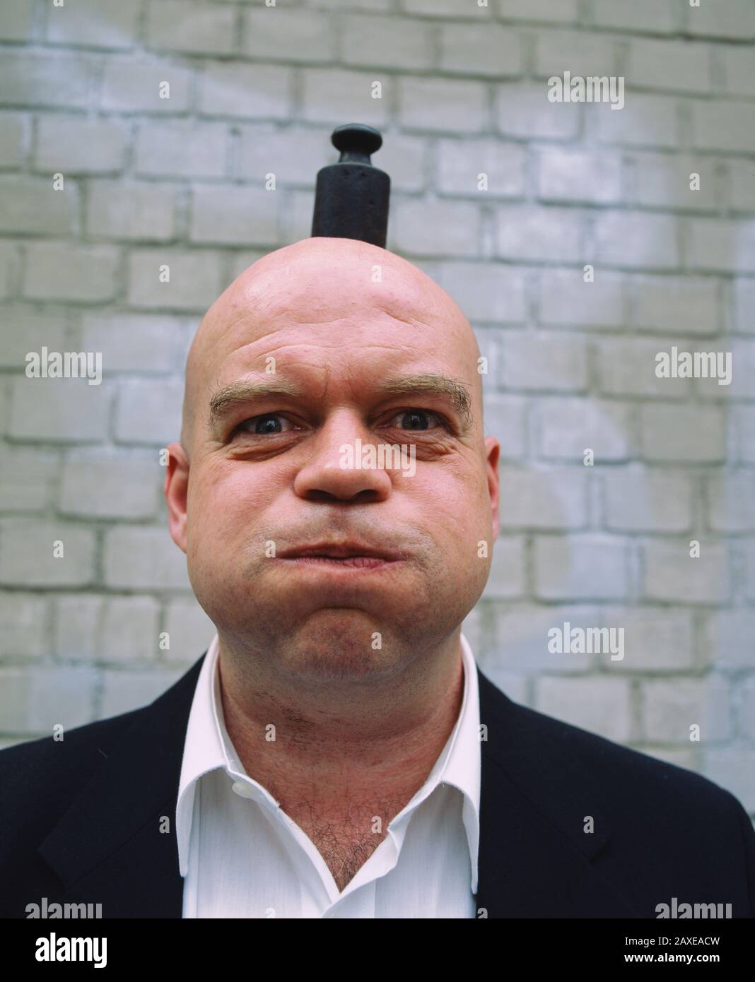 Portrait d'un homme adulte moyen avec poids sur sa tête, Allemagne Banque D'Images