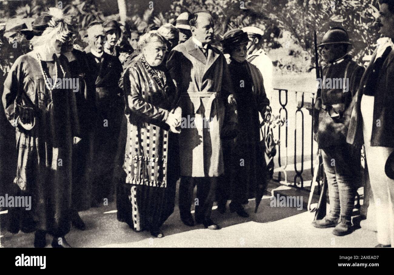 1923, ISOLA DI CAPRERA , SARDAIGNE , ITALIE : Le fasciste italien Duce BENITO MUSSOLINI ( Predappio, 29 juillet 1883 – Giulino di Mezzegra, 28 avril 1945 ) Avec FRANCESCA et CLELIA GARIBALDI sur la tombe DE GIUSEPPE GARIBALDI - ritratto - portrait - POLITICA - POLISO - ITALIA - POLITIC - portrait - ITALIE - FASSISMO - FASCISME - FASSISTA - ITALIA -- Archivio GBB Banque D'Images