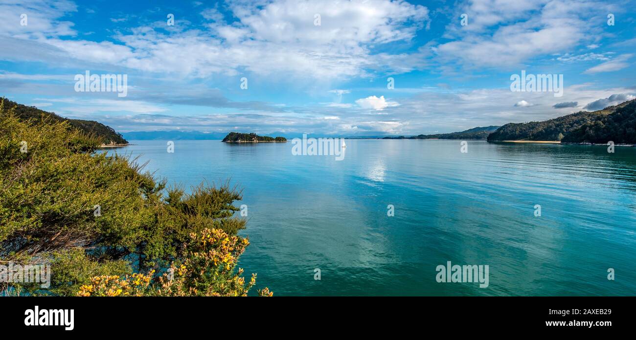 Vue Sur La Baie De Stillwell Depuis Le Sentier Côtier D'Abel Tasman, Le Parc National D'Abel Tasman, Tasman, South Island, Nouvelle-Zélande Banque D'Images