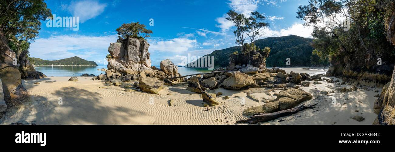 Roc sur la plage de Stillwell Bay, parc national Abel Tasman, Tasman, île du Sud, Nouvelle-Zélande Banque D'Images