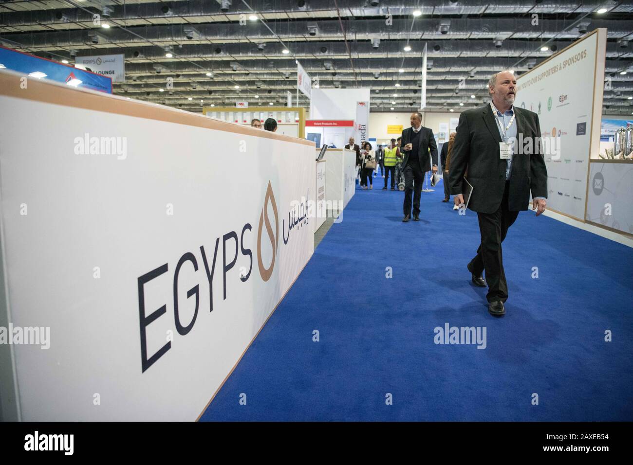 Le Caire, Egypte. 11 février 2020. Les gens visitent le salon du pétrole égyptien au Caire, en Égypte, le 11 février 2020. La quatrième édition du salon du pétrole égyptien "EGYPS 2020" a débuté mardi au Caire, avec la participation de quelques 465 compagnies pétrolières. Crédit: Wu Huiwo/Xinhua/Alay Live News Banque D'Images