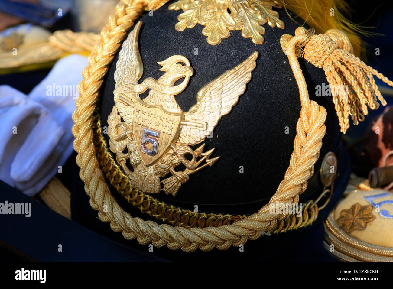 Les officiers de l'armée américaine des années 1880 habillent le casque shako avec l'insigne et l'insigne de l'aigle américain pour la 5ème Cavalerie Banque D'Images