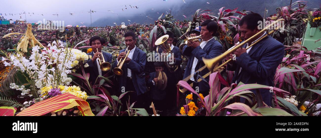 Musiciens Célébrant La Saint-Jean En Jouant À Trumpet, Zunil, Guatemala Banque D'Images