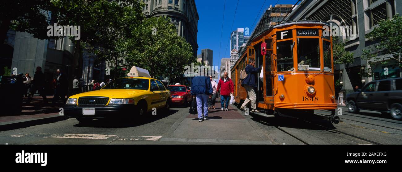 Voitures Et Téléphérique Se Déplaçant Sur Une Route, San Francisco, Californie, États-Unis Banque D'Images