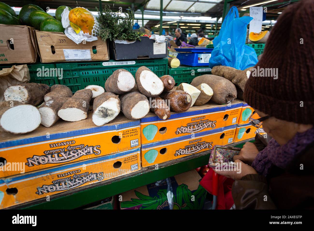 Légumes exotiques des Caraïbes sur un marché de décrochage, Birmingham Royaume-Uni Banque D'Images