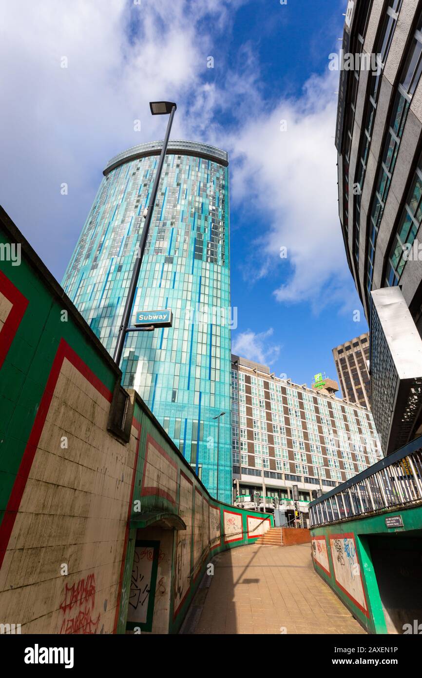 Vue sur le Radisson Blu Hotel Building, Birmingham, depuis un métro ou un passage souterrain, Royaume-Uni Banque D'Images