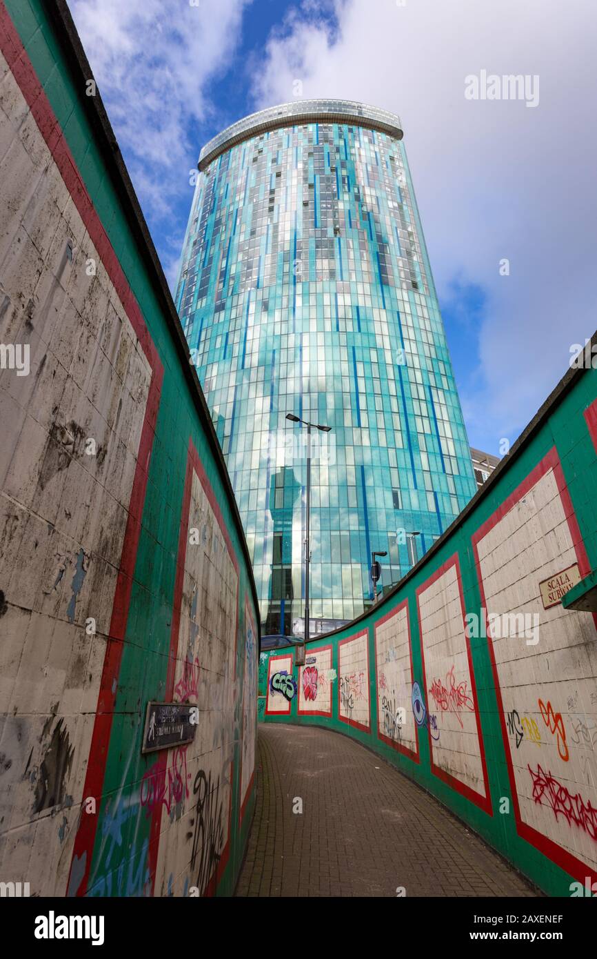 Vue sur le Radisson Blu Hotel Building, Birmingham, depuis un métro ou un passage souterrain, Royaume-Uni Banque D'Images