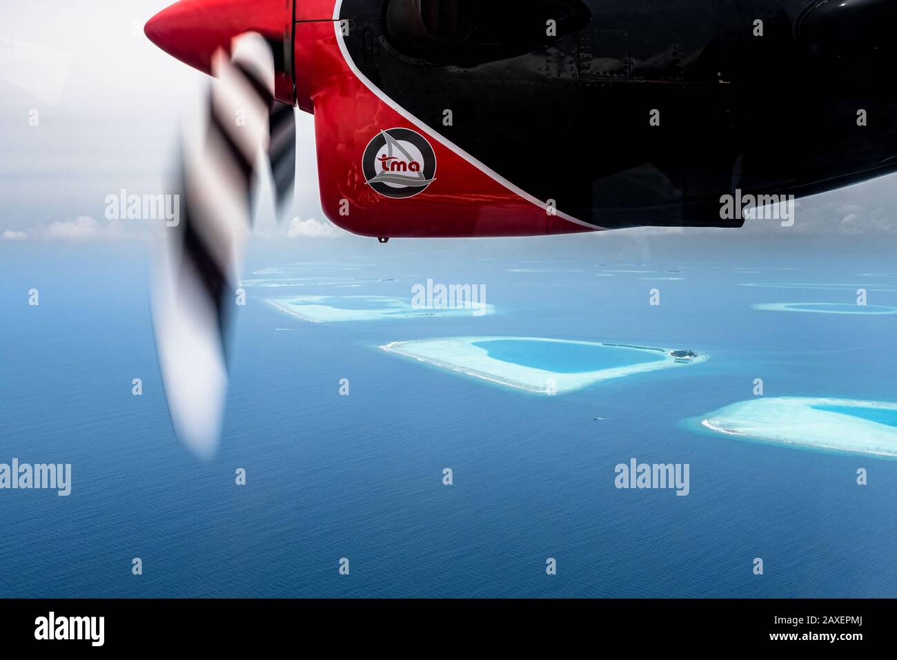 Vol au-dessus de l'océan Indien dans un hydravion Trans Maldivian Airways aux Maldives Banque D'Images