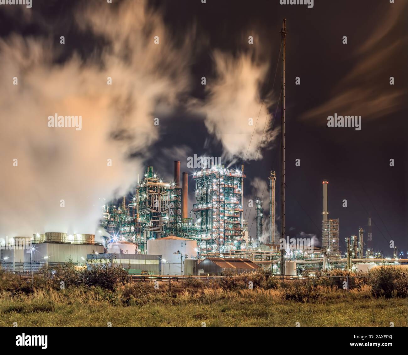 Scène de nuit avec vue sur la production pétrochimique plante avec des panaches de fumée, Port d'Anvers, Belgique. Banque D'Images