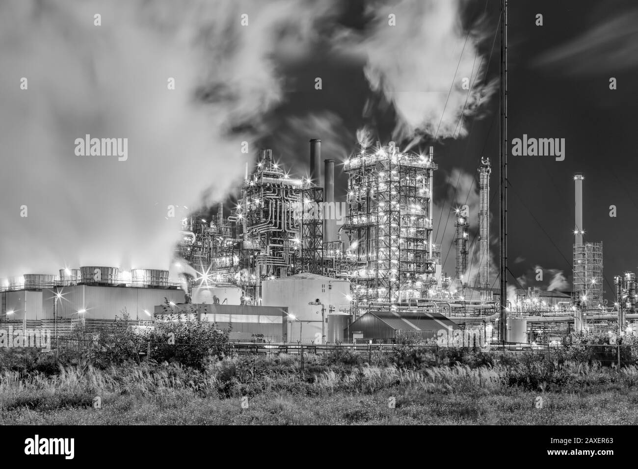 Scène de nuit avec vue sur la production pétrochimique plante avec des panaches de fumée, Port d'Anvers, Belgique. Banque D'Images