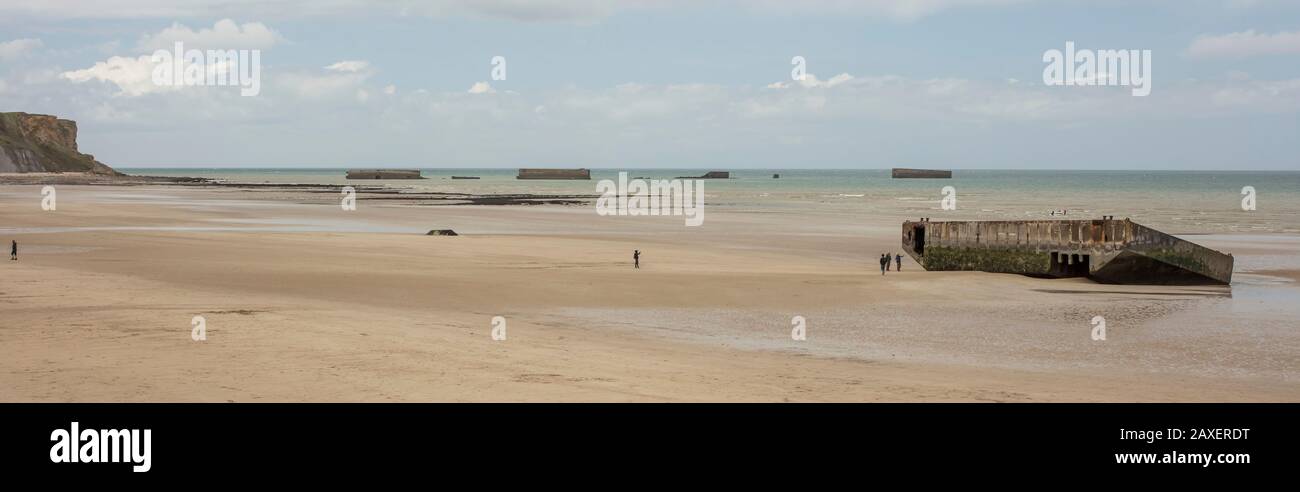 Les ports de mûrier du jour J et les navires en bloc sunken ont révélé à marée basse à Aromanches, Normany, France. Banque D'Images