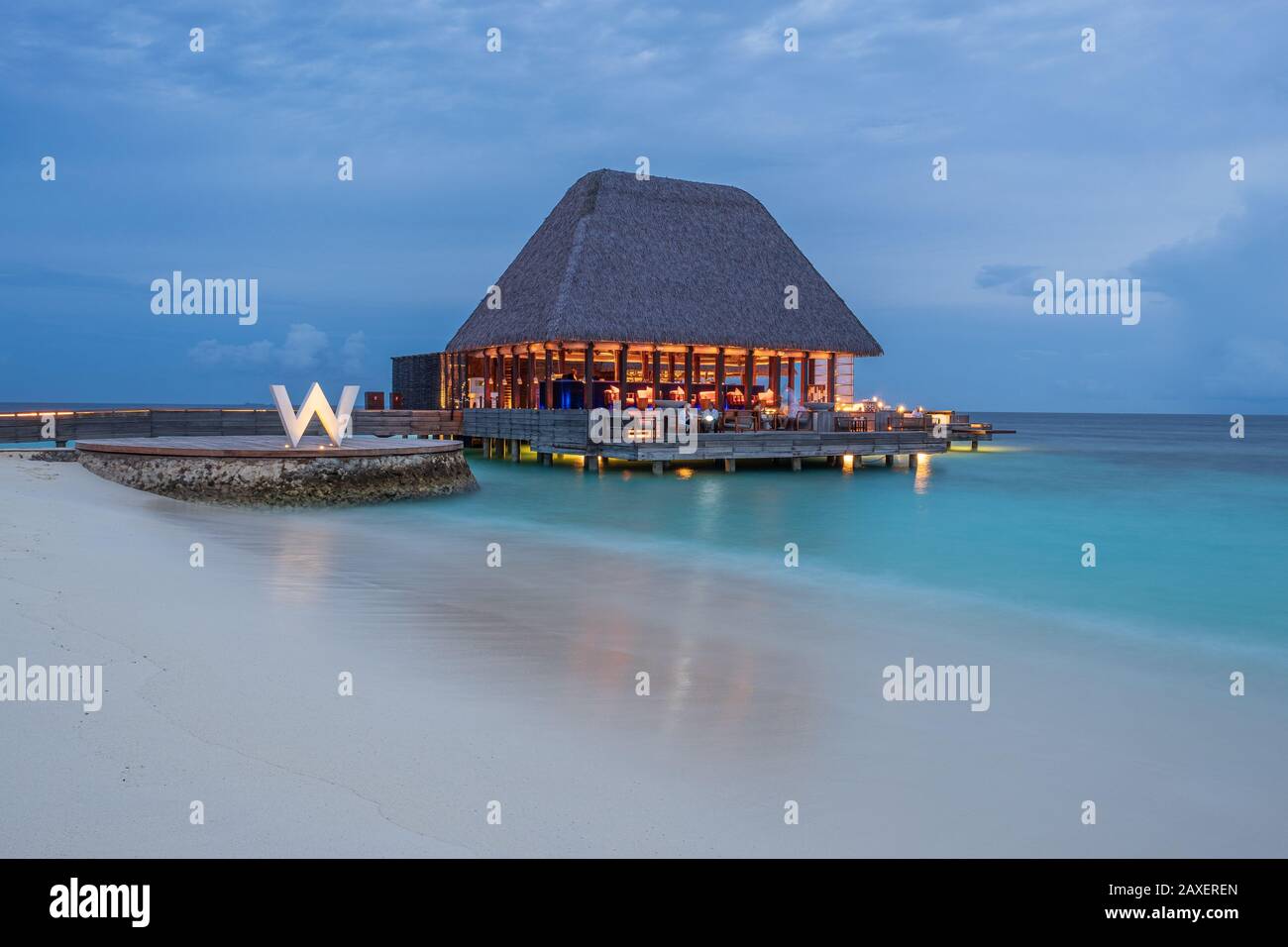 Une photo de longue exposition du bar Sip sur l'eau au superbe W Hotel aux Maldives Banque D'Images