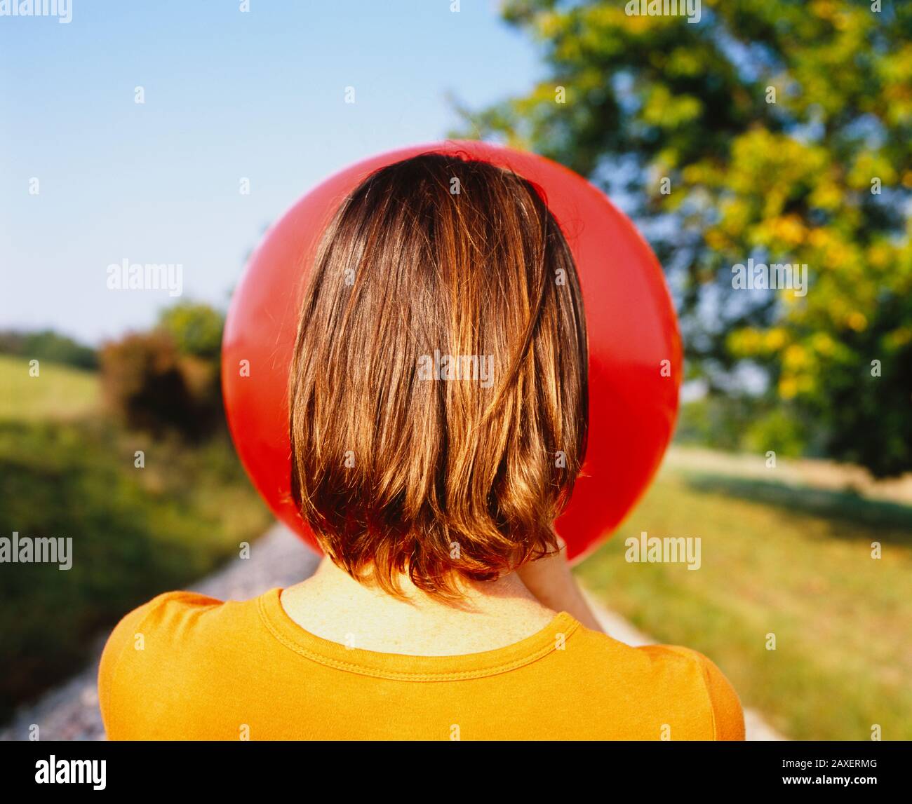 Vue arrière d'une femme qui souffle un ballon, Allemagne Photo Stock - Alamy