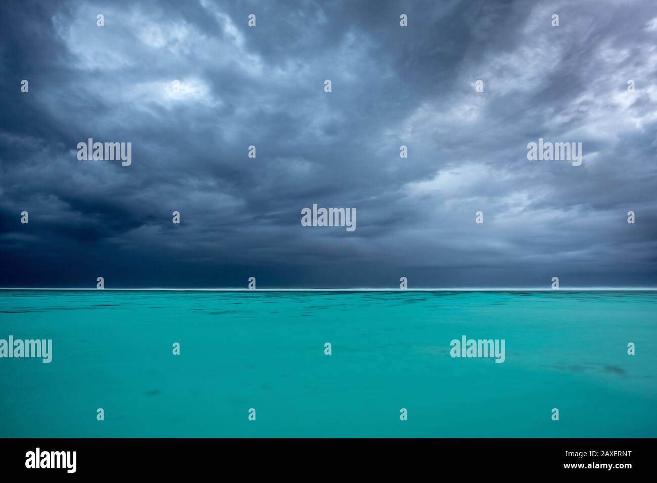 Une tempête imminente au-dessus de la mer d'aqua Banque D'Images