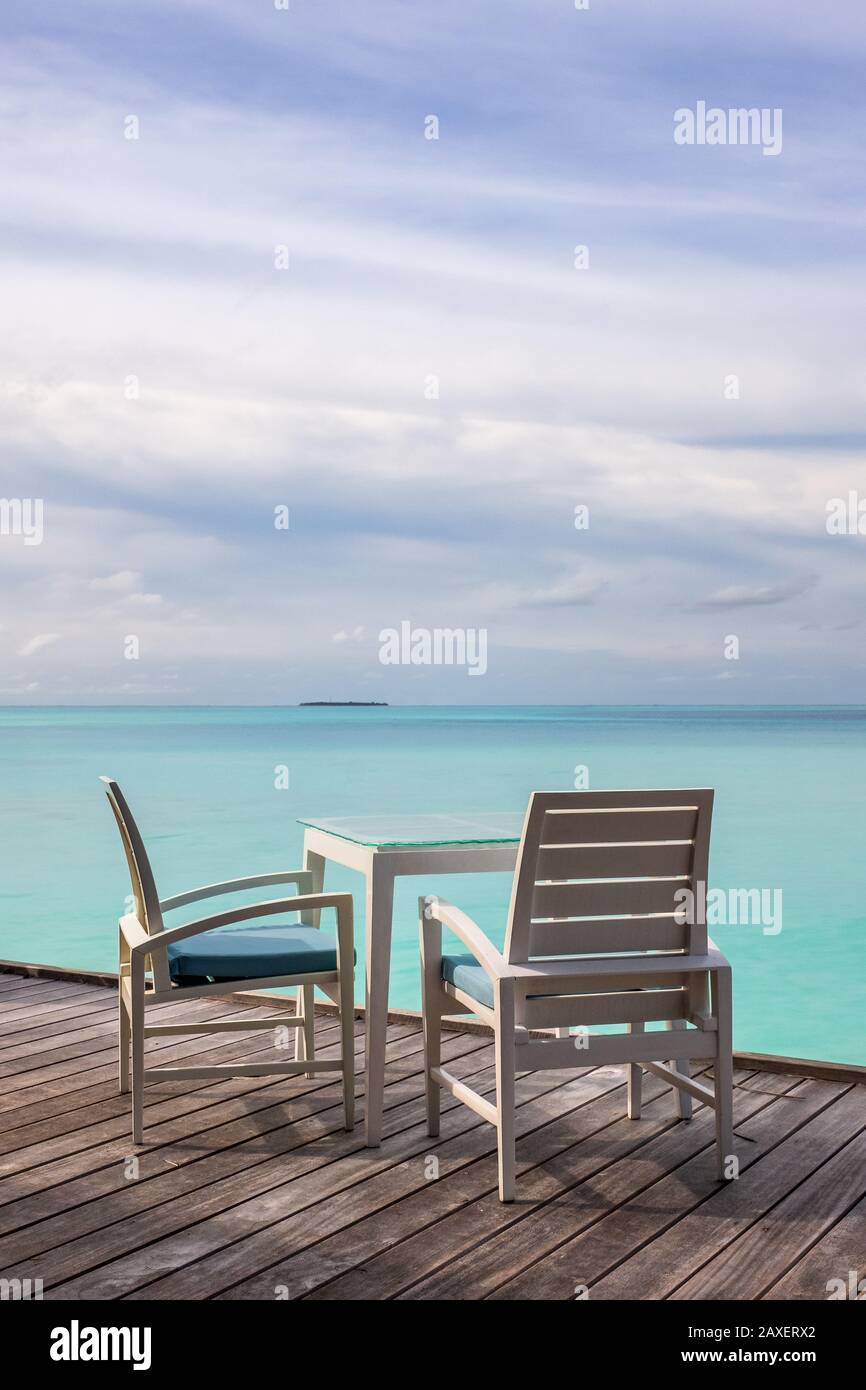 Une table avec vue et de la place pour le texte sur une superbe île aux Maldives Banque D'Images