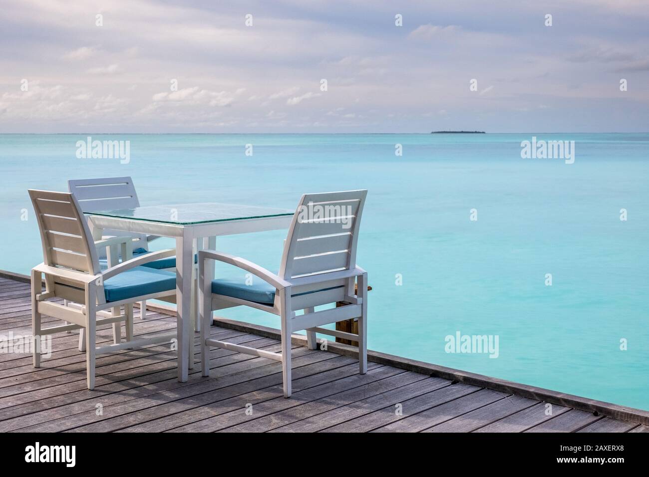Une table avec vue sur une superbe île aux Maldives Banque D'Images